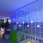 Parter szkoły z dużą choinką, Mikołajem i reniferami pięknie oświetlone.JPG