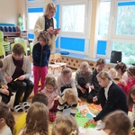 Dzieci razem kleją łańcuch..jpg