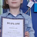 Dziewczynka trzyma dyplom (2).jpg