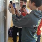 Chłopcy skanują QR code umieszczony na drzwiach.jpg