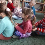 dzieci siedzą na dywanie w bibliotece.jpg