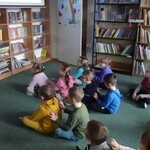 dzieci w bibliotece szkolnej.jpg