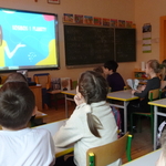 uczniowie w klasie oglądaja film o planetach.JPG