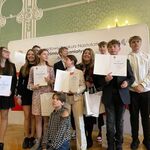 dziesięcioro dzieci stoi uśmiechnięci z dyplomami na tle napisu konkurs Nastolatków .jpg