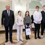 Czworo dzieci stoi z dyplomami i obok stoi Pan Prezydent Białegostoku .jpg