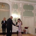 na scenie Pan Prezydent Białegostoku wręcza torbę prezentowa dla dziewczynki .jpg