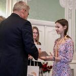 Prezydent wrącza usmiechniętej dziewczynce dyplom .jpg