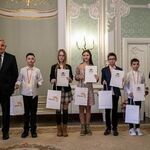 Sześcioro dzieci laureaci konkursu  Ośmiu Wspaniałych stoi z dyplomami i obok stoi Pan Prezydent Białegostoku .jpg
