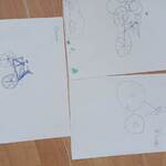na podłodze leżą białe kartki_ na których narysowane są długopisem rysunki rowerów.jpg
