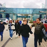 grupa uczniów idzie po Kampusie UwB.jpg
