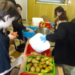 uczniowie obierają jabłka (1).JPG