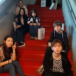 uczniowie siedzą na schodach.jpg