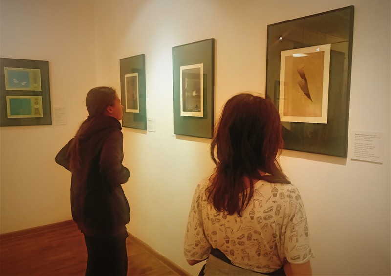 dwie uczennice oglądają grafiki Bencjona Rabinowicza.jpg
