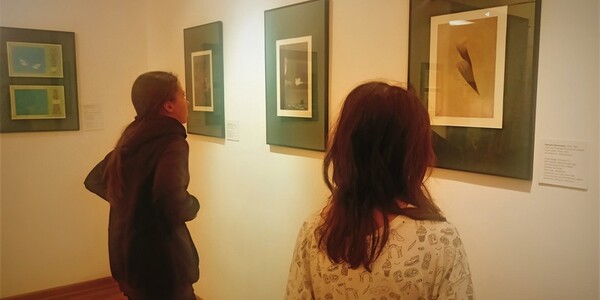 dwie uczennice oglądają grafiki Bencjona Rabinowicza.jpg