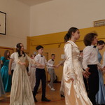 grupa uczniów podczas tańca.JPG