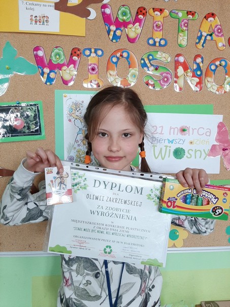 Oliwka uradowana z wyróżnienia w konkursie ekologicznym..jpg