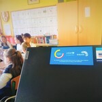 laptop z logo UNICEF_ w tle grupa trzecioklasistów.jpg