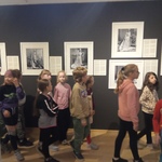 Dzieci oglądają wystaweę zdjęć.jpg