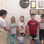 Pani Dyrektor wręcza wyróżnienie