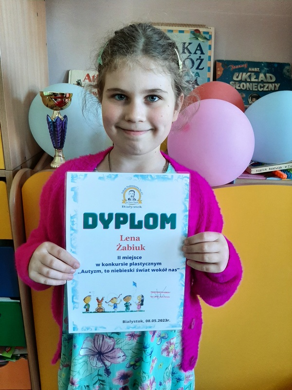 Uśmiechnięta Lenka pokazuje dyplom.jpg