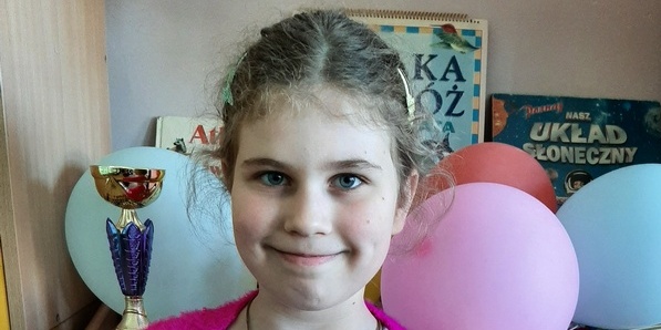 Uśmiechnięta Lenka pokazuje dyplom.jpg
