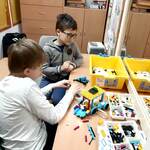 dwóch uczniów buduje z klocków lego (2).jpg