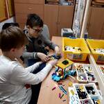 dwóch uczniów buduje z klocków lego (1).jpg