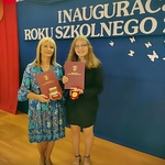 uczennica i nauczycielka pokazują medale.jpg