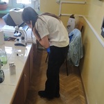 uczennica oglądająca preparat przez mikroskop.jpg