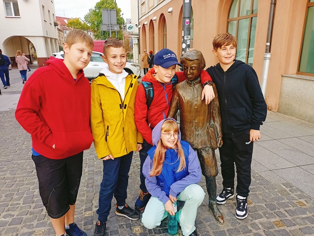 grupa uczniów z pomnikiem małego Ludwika Zamehhofa.jpg