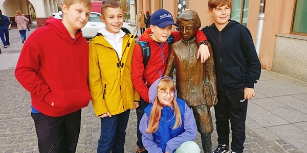 grupa uczniów z pomnikiem małego Ludwika Zamehhofa.jpg