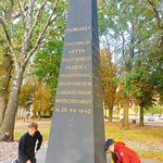 uczniowie obok pomnika poświęconego bohaterom białostockiego getta.jpg