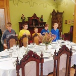 chłopcy stoją przed stołem w jadalni.jpg
