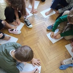 Dzieci odrysowują stopę..jpg