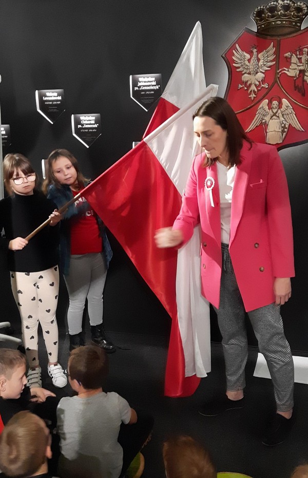 Dwie dziewczynki prezentują flagi Polski..jpg