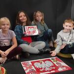 Dzieci pokazują ułożone z puzzli godło Polski.jpg