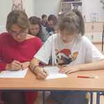 dwie osoby piszą dyktando w klasie.jpg
