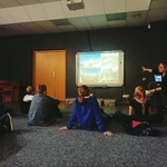 grupa uczniów ogląda prezentowane na ekranie zdjęcia.jpg