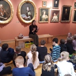 Dzieci w galerii słuchają nauczycielki.jpg