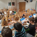 Dzieci malują na sztalugach.jpg