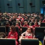 Uczniowie w sali kina.jpg
