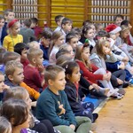 Dzieci z zainteresowaniem słuchają świątecznej historii..jpg